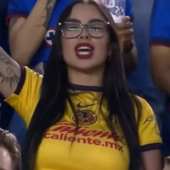 Aficionada del América vs Cruz Azul se viraliza; buscan sus redes
