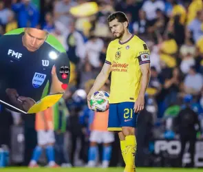 Henry Martín es captado entregándole algo al árbitro del América vs Toluca