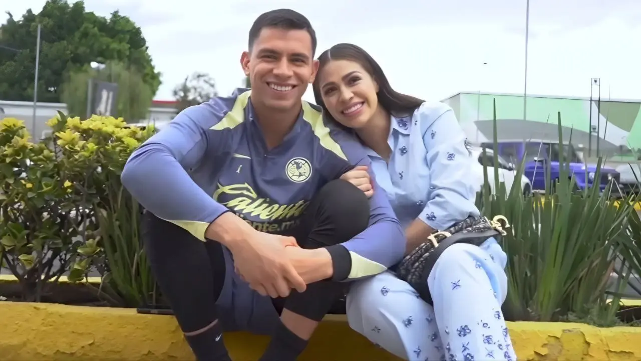  El guardameta lució contento junto a su pareja en el contenido que publicó. 