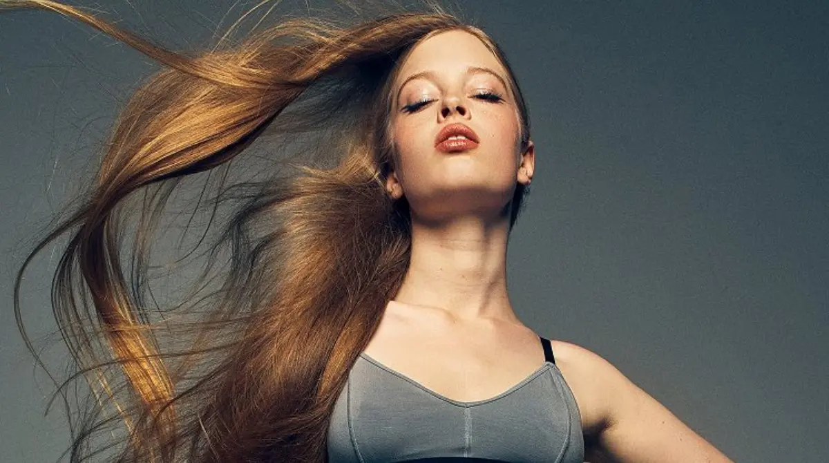 Decidió romper todo vínculo con su padre al adoptar el apellido de soltera de su madre y al mismo tiempo declararse como transgénero.