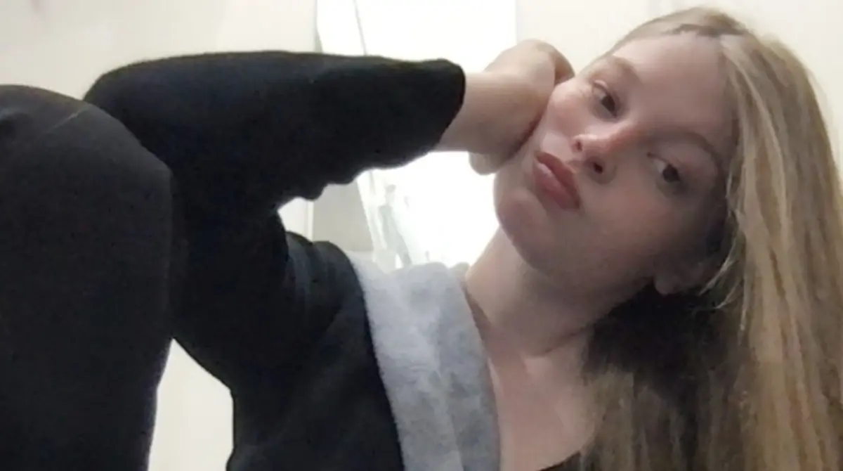 Al aparecer en la portada de Teen Vogue, fue reconocida como ''extremadamente activa en línea y realmente buena en eso''.