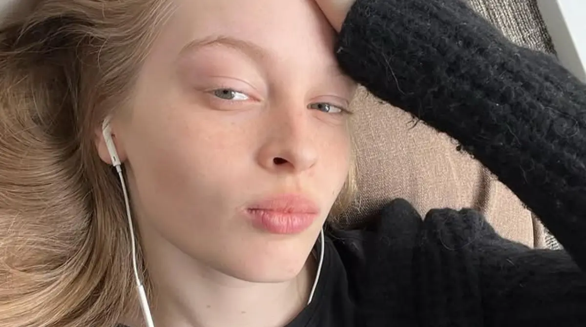 En su biografía se describe como ''Celebridad profesional de la lista-F y aspirante a algo u otro''.