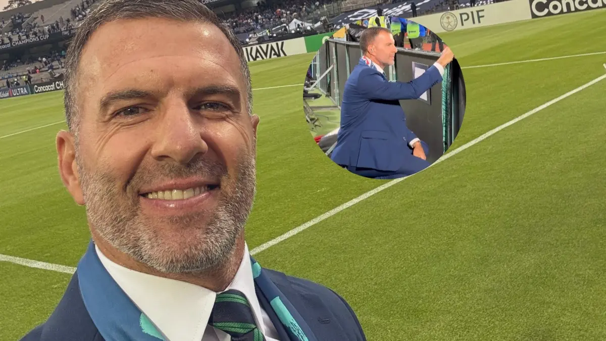  Tito Villa se dejó cautivar como otro aficionado de Cruz Azul 