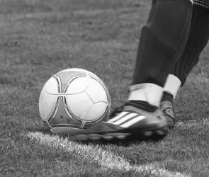 Futbolista muere al sufrir un paro cardíaco en pleno partido