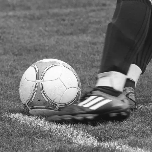Futbolista muere al sufrir un paro cardíaco en pleno partido