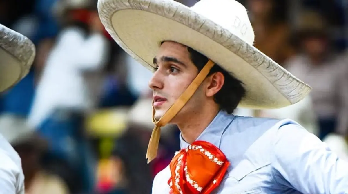 Leonardo Leal Cantú es un charro de 24 años originario de Nuevo León.