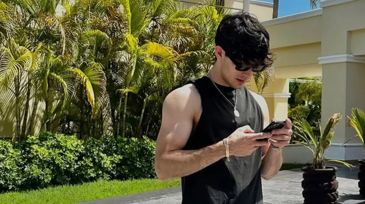 En uno de sus videos presume su soltería debido a la cantidad de chicas que atrae como charro.