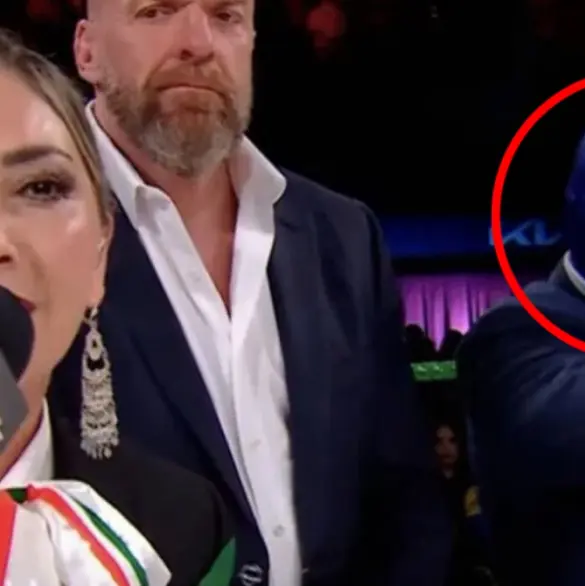 Deyra Barrera causa polémica al equivocarse en el himno nacional (VIDEO)