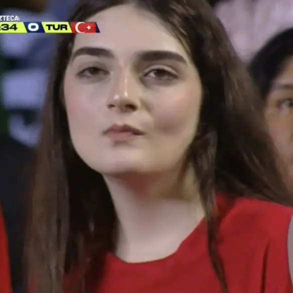 Aficionada en el México vs Turquía se viraliza y buscan su identidad