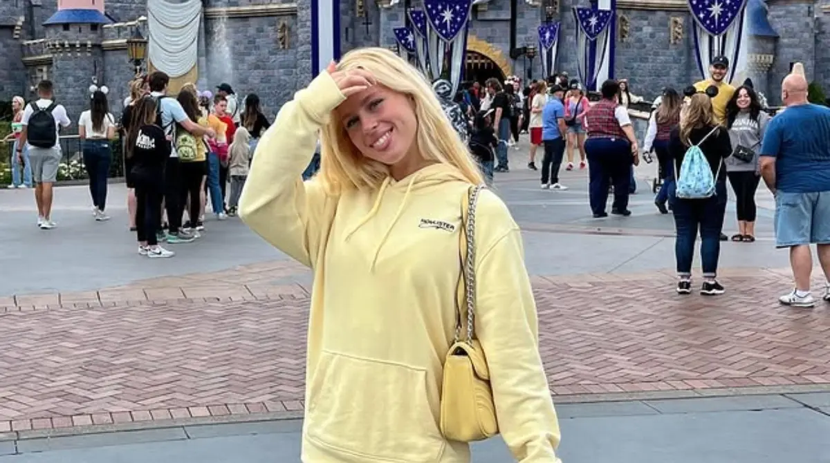 Laboralmente se define como ''apasionada por la resolución de problemas y el desarrollo de soluciones innovadoras en el ámbito tecnológico''.