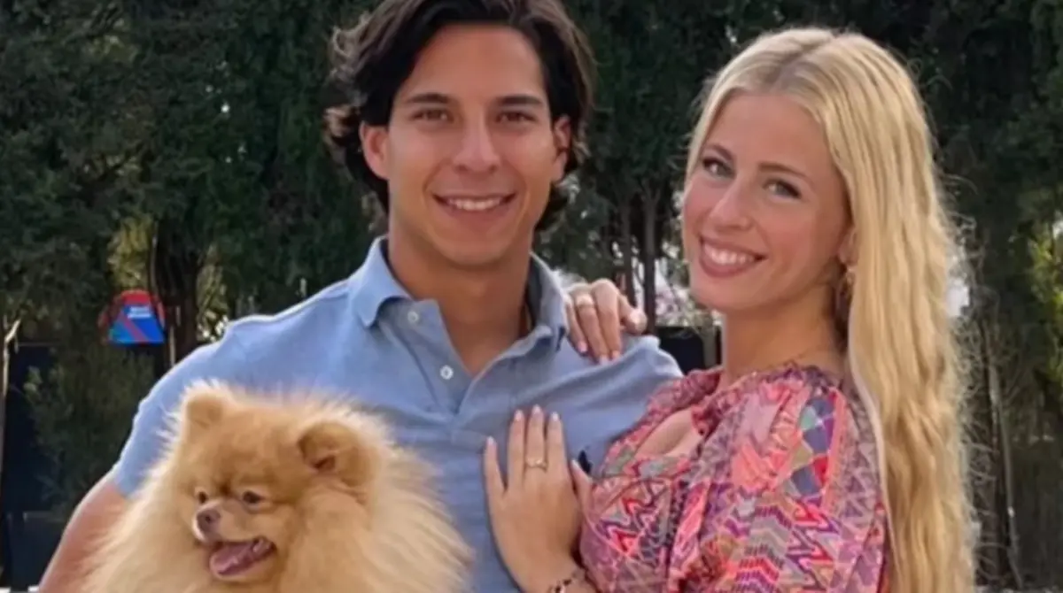 Es graduada por la Universidad de Sevilla con una sólida formación en programación.