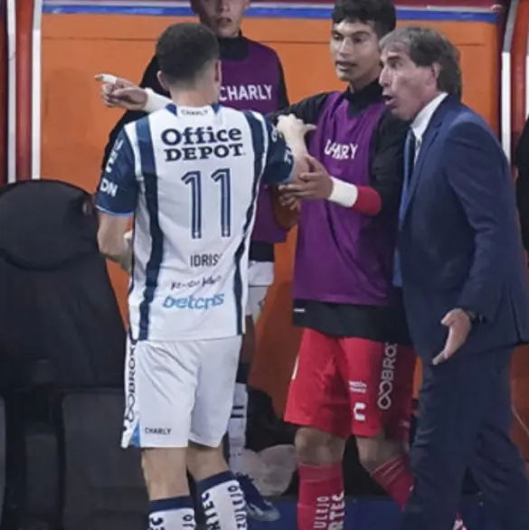 Señalan a Oussama Idrissi de ser más feliz sin Guillermo Almada 