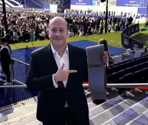 Enrique Alfaro presume título como director técnico