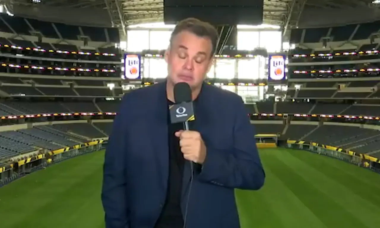  Muchos aficionados se fueron en contra de David Faitelson, luego de que criticara la transmisión de Christian Martinoli y Luis García. 
