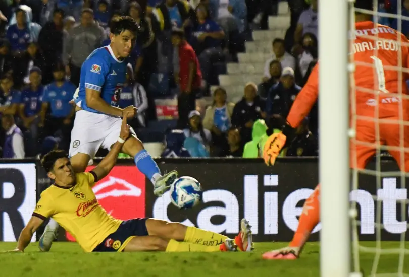 La afición de Cruz Azul aplaudió la gestión de Iván Alonso tras la sorpresiva venta de Alexis Gutiérrez al América. La afición de Cruz Azul aplaudió la gestión de Iván Alonso tras la sorpresiva venta de Alexis Gutiérrez al América.