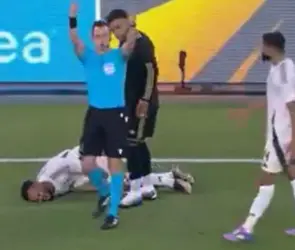 Futbolista de Arabia se hace viral por sus gritos de dolor (VIDEO)