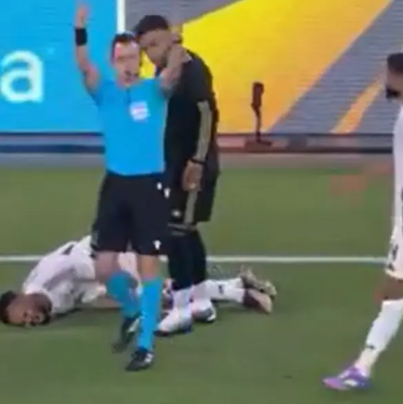 Futbolista de Arabia se hace viral por sus gritos de dolor (VIDEO)