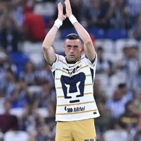 Afición de Pumas celebra salida de Rogelio Funes Mori