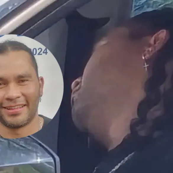 Policías posan con el Gullit Peña tras su detención