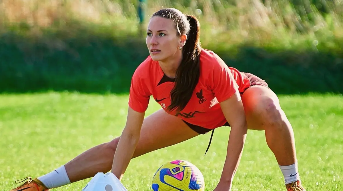 La ahora futbolista de Cruz Azul se desempeña como defensa, siendo el Liverpool uno de los equipos más destacados por los que ha pasado.