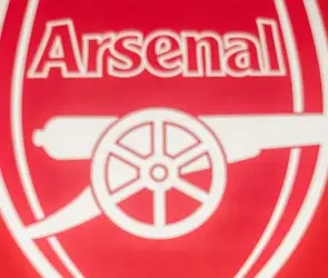 Exfutbolista del Arsenal es acusado por agresión sexual