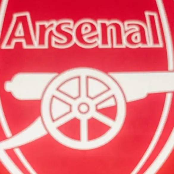 Exfutbolista del Arsenal es acusado por agresión sexual