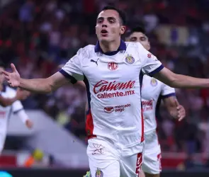 Hugo Camberos renueva con Chivas y recibe enorme precio
