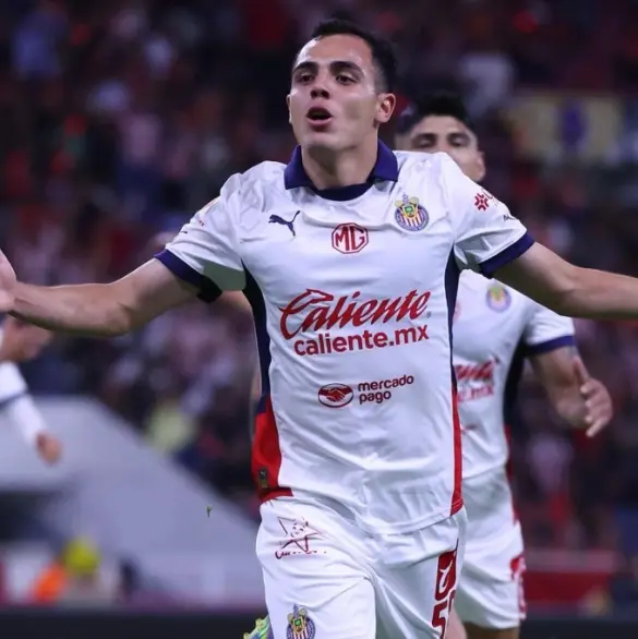 Hugo Camberos renueva con Chivas y recibe enorme precio