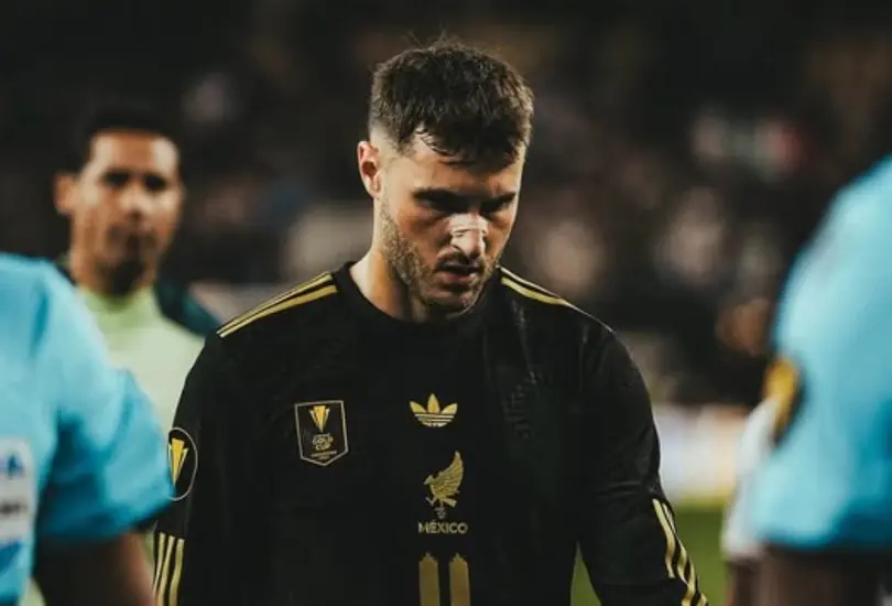 Santiago Giménez perdió su medalla de campeón