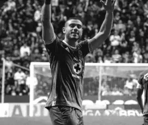 Giakoumakis reaparece en Cruz Azul tras días de ausencia