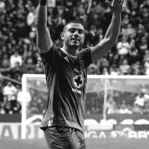 Giakoumakis reaparece en Cruz Azul tras días de ausencia