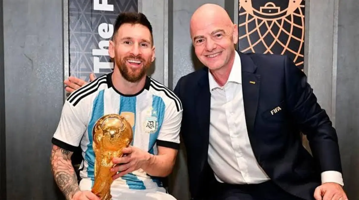  Algunos aficionados aseguran que Messi siempre es beneficiado por Gianni Infantino 