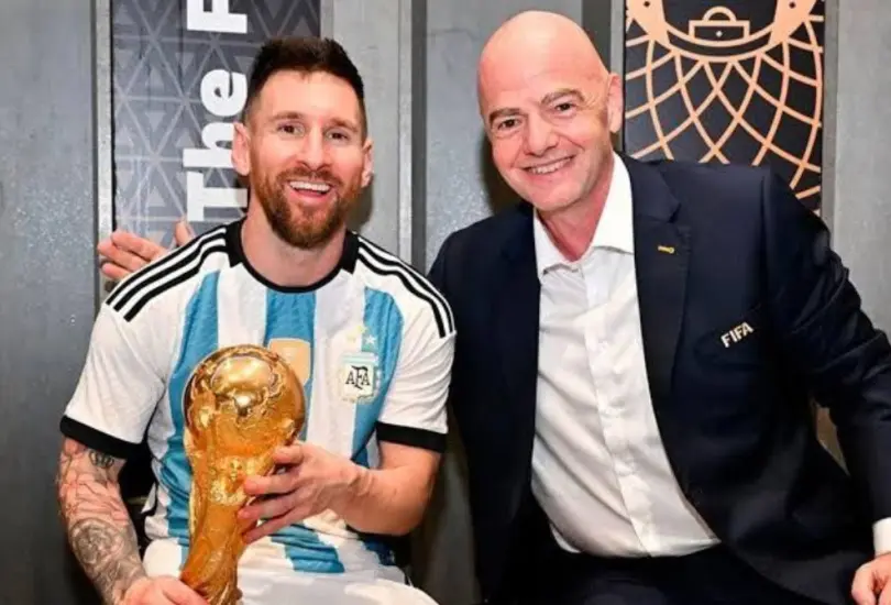 Algunos aficionados aseguran que Messi siempre es beneficiado por Gianni Infantino