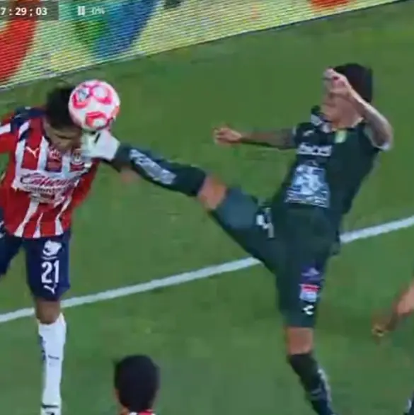 Arbitraje reconoce que perjudicó a Chivas vs León