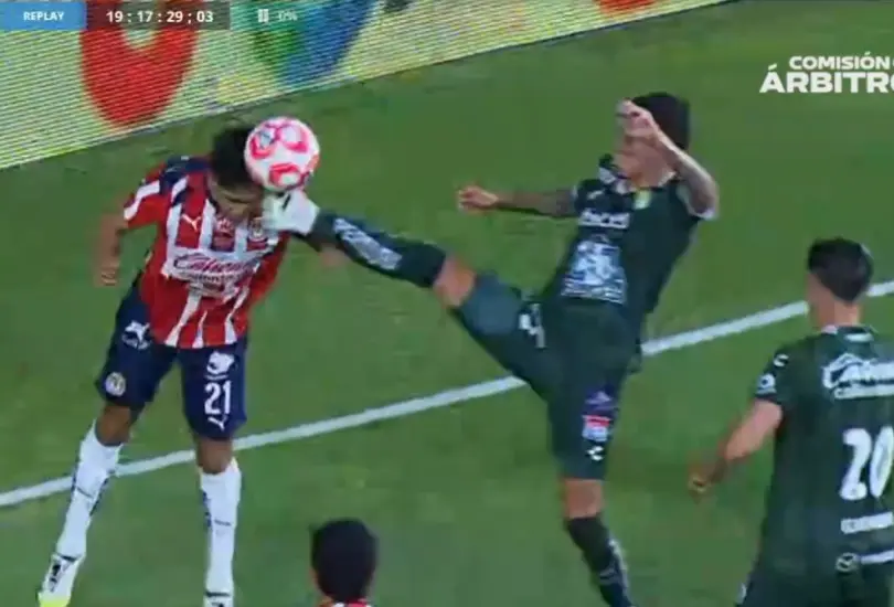 La acción con la que el arbitraje pejudicó al Guadalajara La acción con la que el arbitraje pejudicó al Guadalajara