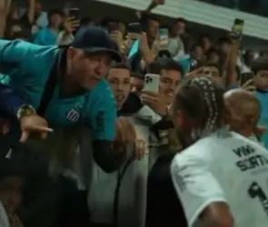 Neymar se encara con un aficionado en pleno partido (VIDEO)