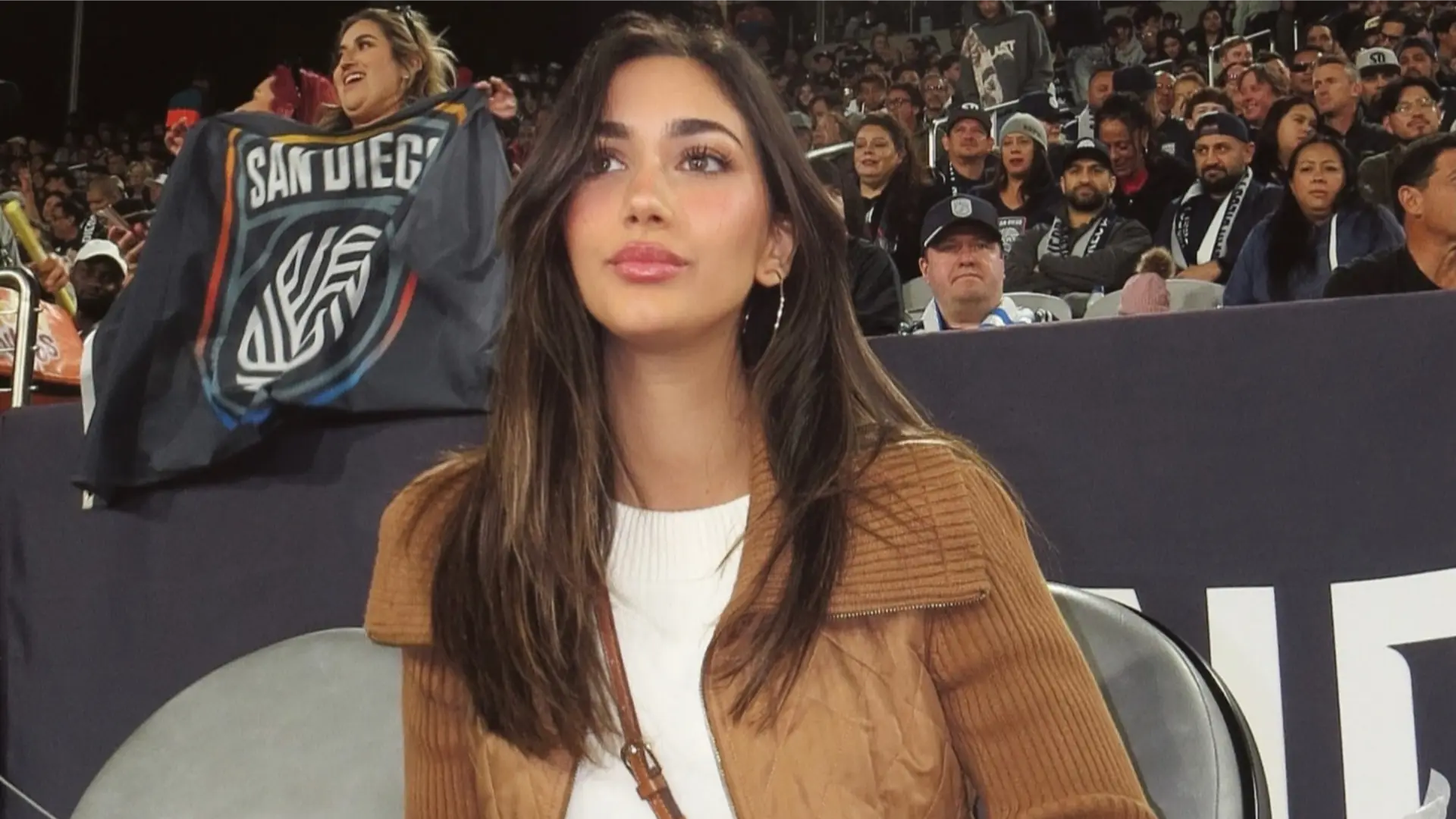 Pocos meses después de su divorcio, Chicharito presumió a Nicole McPherson como su nueva pareja aunque el amor les duró poco.