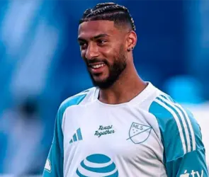 Denis Bouanga desmiente que pidió un sueldo de 7 MDD en América