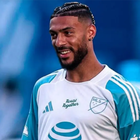 Denis Bouanga desmiente que pidió un sueldo de 7 MDD en América