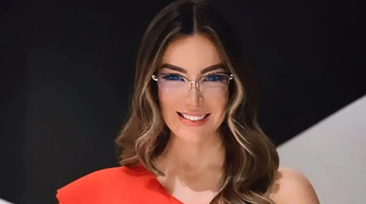 Mollinedo es originaria de Tabasco y cuenta con formación actoral en la escuela de TV Azteca. Mollinedo es originaria de Tabasco y cuenta con formación actoral en la escuela de TV Azteca.