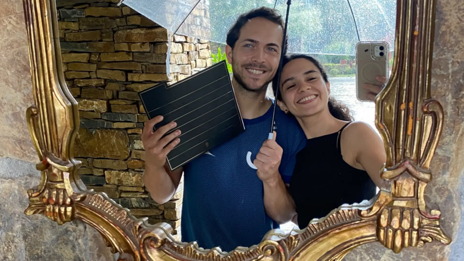 Alejandro también es hijo de Leticia, es ingeniero químico pero mantiene su vida lejos de los reflectores.