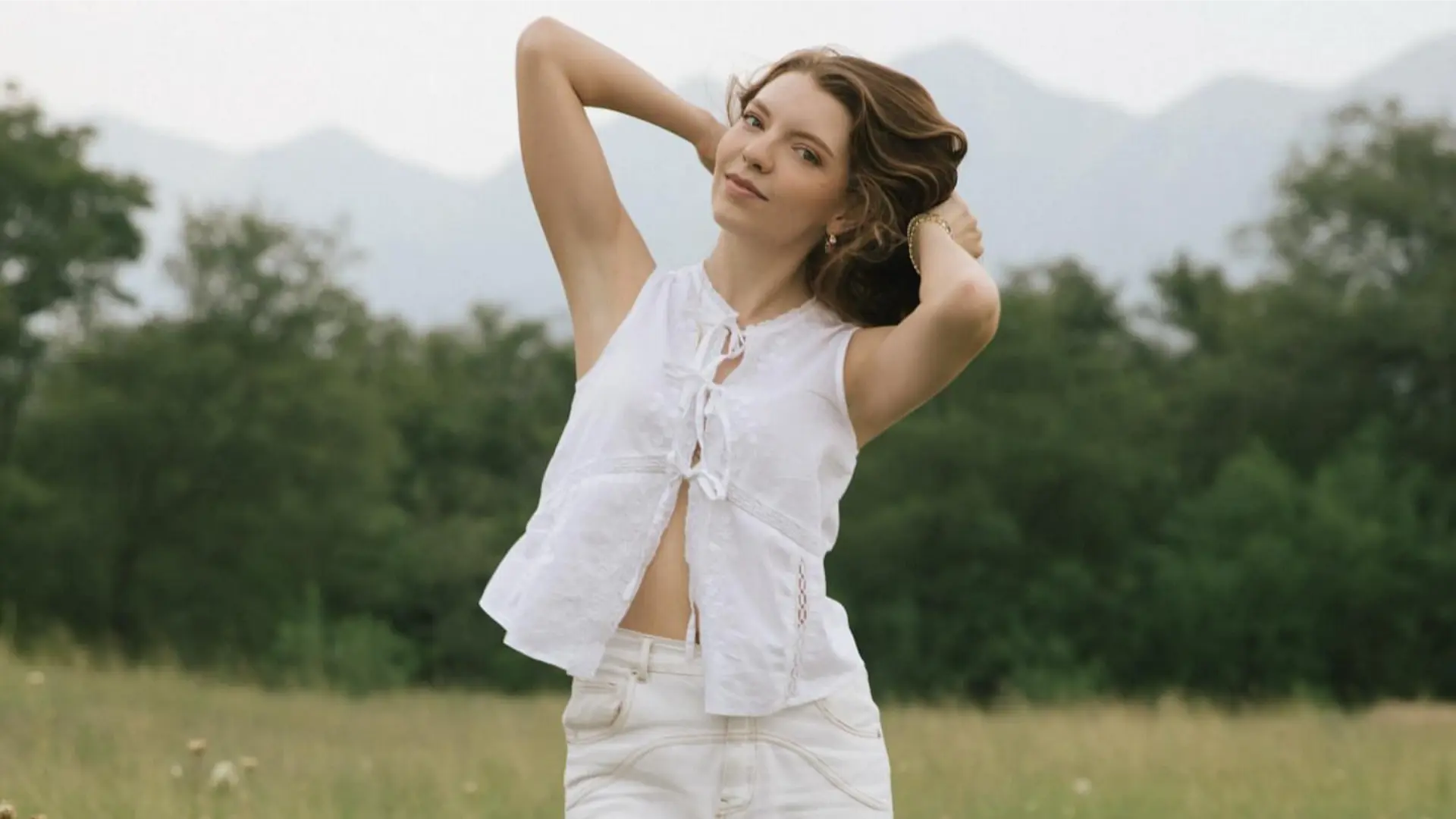 También presume conocimientos en marketing y tiene su propia marca de ropa.