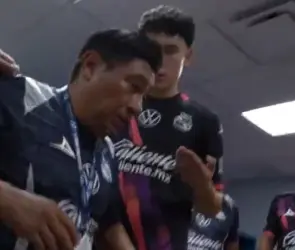 Puebla utiliza a su utilero como balón (VIDEO)