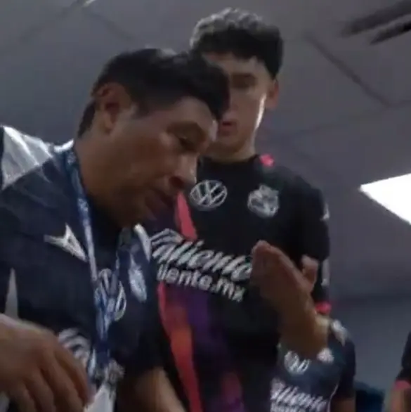 Puebla utiliza a su utilero como balón (VIDEO)