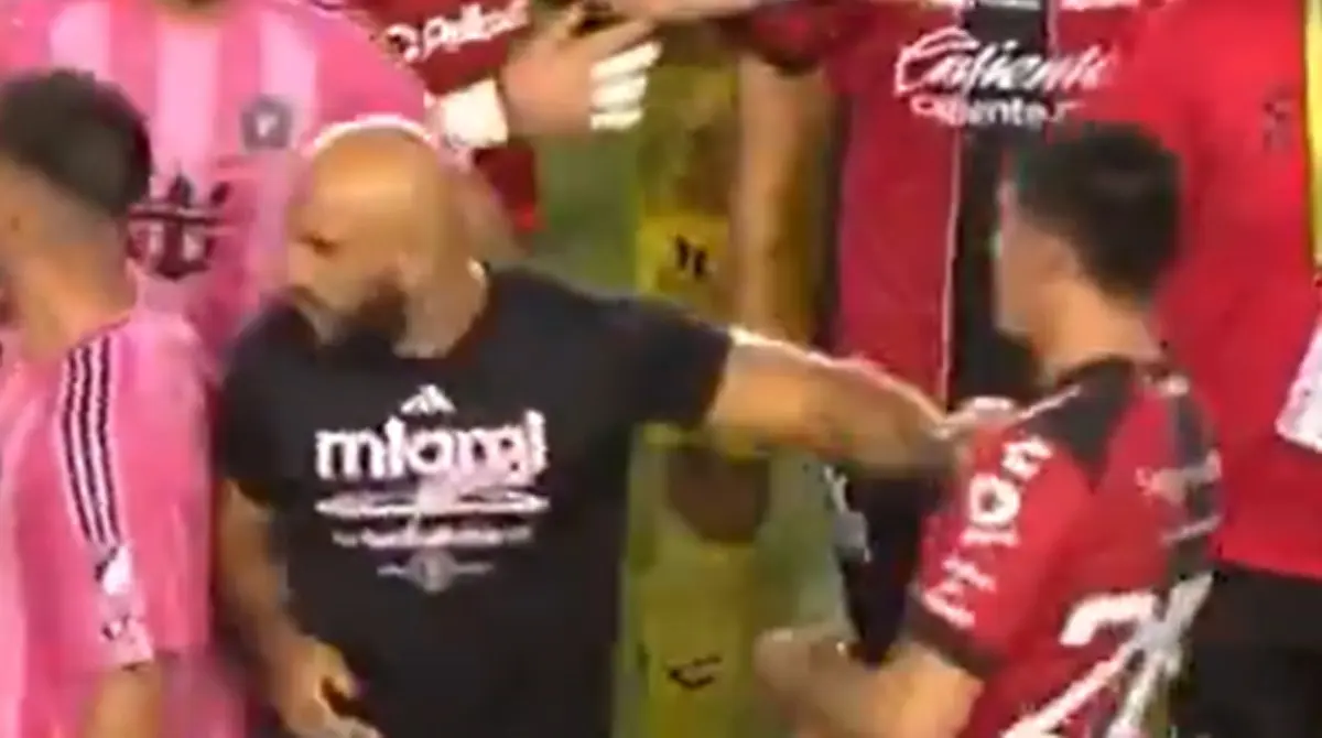  El guardaespaldas de Lionel Messi atacó a los futbolistas del Atlas 