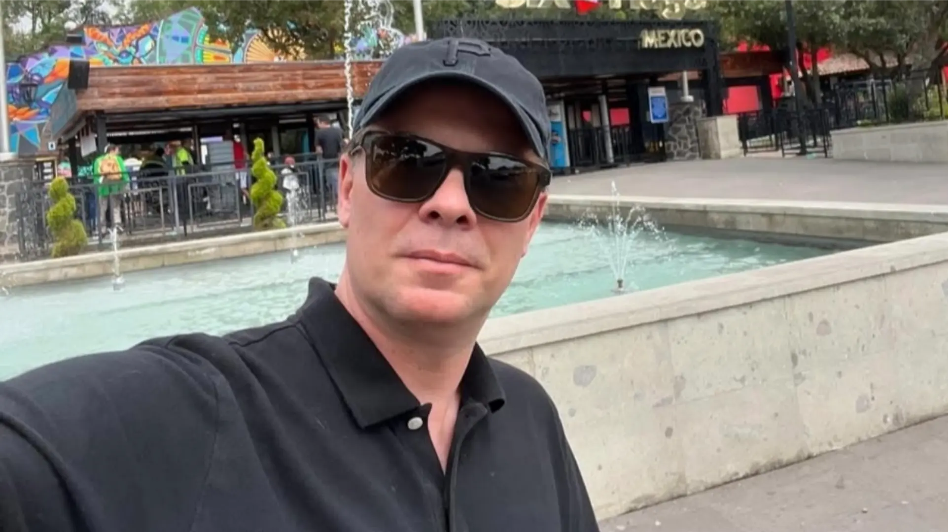 Comparte momentos de su vida y viajes con su familia.