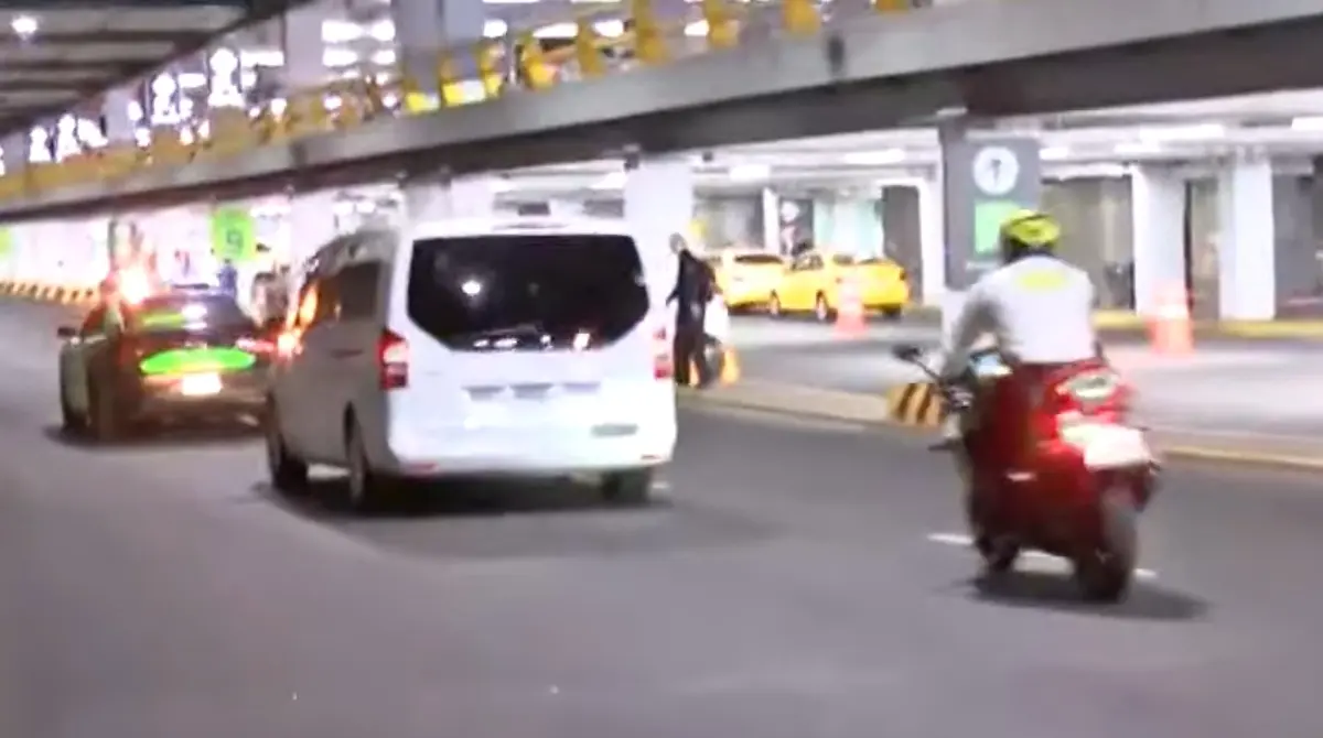 Finalmente, el veh&iacute;culo pudo arrancar y dej&oacute; el AICM.