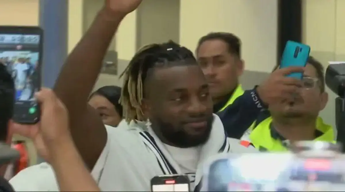 En el momento que sali&oacute; de la sala de abordaje, el p&uacute;blico estall&oacute; de emoci&oacute;n.