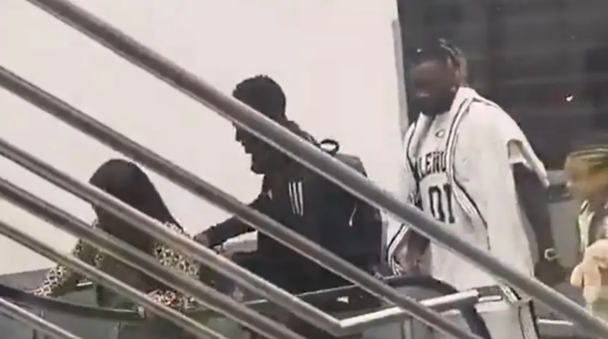 El futbolista franc&eacute;s junt&oacute; a miles de aficionados en el AICM.