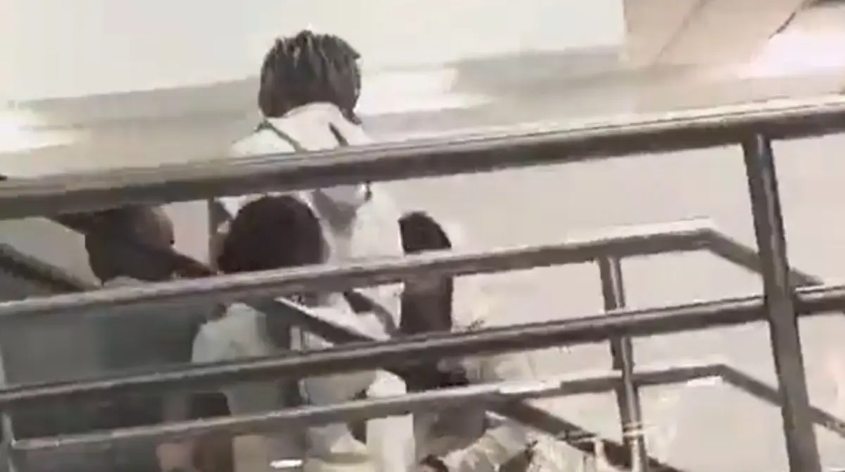 Algunos aficionados captaron su llegada desde que baj&oacute; del avi&oacute;n.